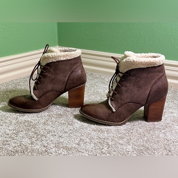 Restricted Brown Ankle Boots with Cream Lining - Picture 1 of 6